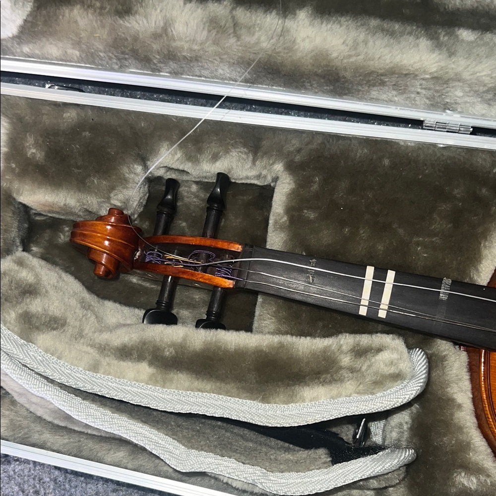 Elegant Brown 2004 Yamaha V7 size 4/4 Violin with Case - Picture 4 of 8